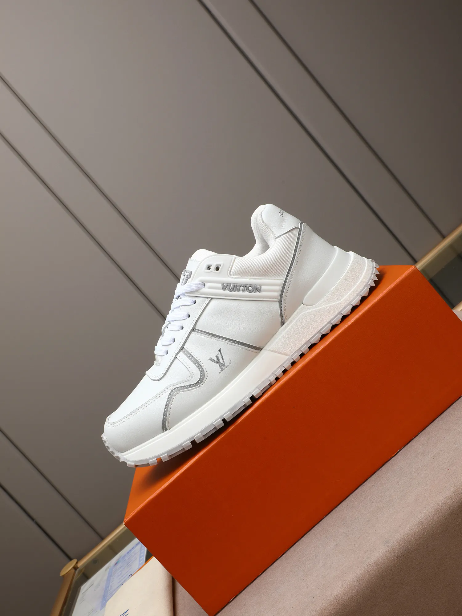 Men's Shoes 💰660 L The Run Away Maxi sneaker debuts in the 2025 collection and continues the iconic design of the Run Away sneaker. The smooth cowhide leather upper features contrasting LV lettering and Vuitton logos, and a lightweight rubber wedge outsole evokes running shoe construction. High level of comfort. Looks good, wears well and matches well. Worth buying! 7 color selection size: 39-44 (45 customized)